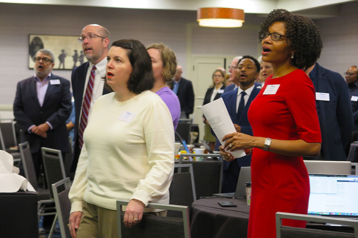 Les membres du conseil d'administration de l'agence financière de l'Église Méthodiste Unie chantent « Great Is Thy Faithfulness » lors du culte d'ouverture de leur réunion du 14 novembre à Nashville, Tennessee. Au cours de la réunion, le conseil a pris en compte les difficultés financières de la dénomination tout en approuvant les dépenses pour les ministères de la dénomination en 2026. Le conseil a également entendu un rapport sur les sources de revenus alternatives au-delà du plateau de quête. Photo par Heather Hahn, UM News.