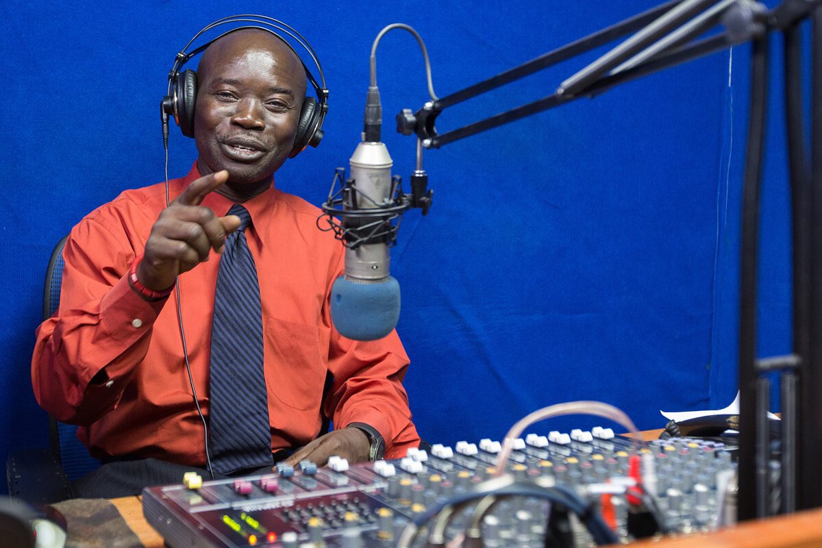 Edward L. Massaquoi diffuse sur ELUM, la station de radio de l'Église Méthodiste Unie à Monrovia, au Liberia, en 2017. Massaquoi faisait partie des plus de 40 communicateurs venus de toute l'Afrique et des Philippines qui se sont réunis du 18 au 20 novembre pour l'assemblée annuelle du United Methodist Broadcast Network à Harare, au Zimbabwe, alors que le réseau célébrait son 10e anniversaire. Photo d'archive par Mike DuBose, UM News.