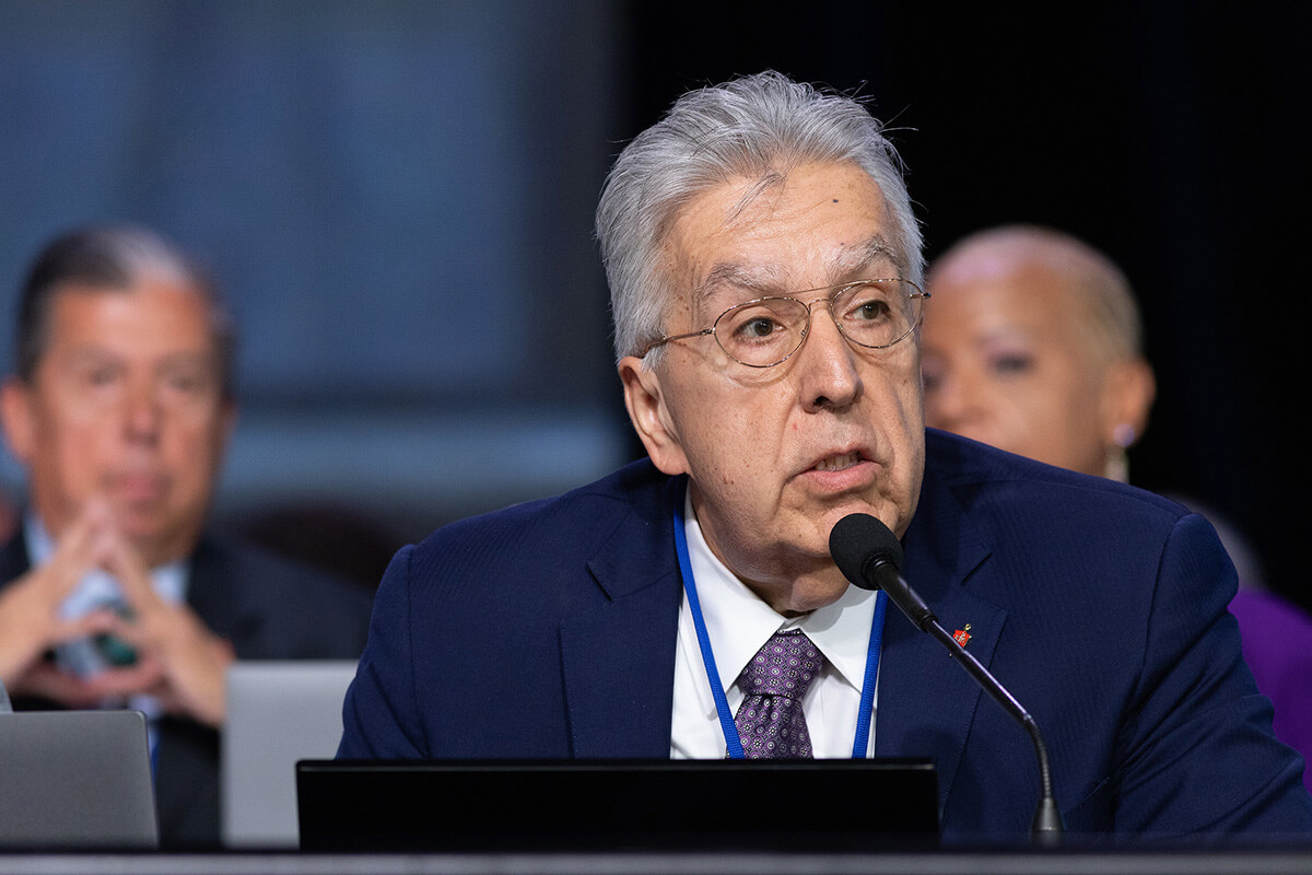 El Obispo Ruben Saenz Jr. presidió una sesión de la Conferencia General de La Iglesia Metodista Unida de 2024 celebrada en Charlotte, Carolina del Norte. Saenz, quien dirige la Conferencia Anual Horizon de Tejas, es copresidente del equipo de diseño del Encuentro de Liderazgo que se celebrará en octubre. Él y otros/as organizadores/as esperan involucrar a todos/as los/as miembros de La Iglesia Metodista Unida en el encuentro a través de una encuesta y seminarios web, programados de enero a marzo. Foto de archivo de Mike DuBose, Noticias MU.