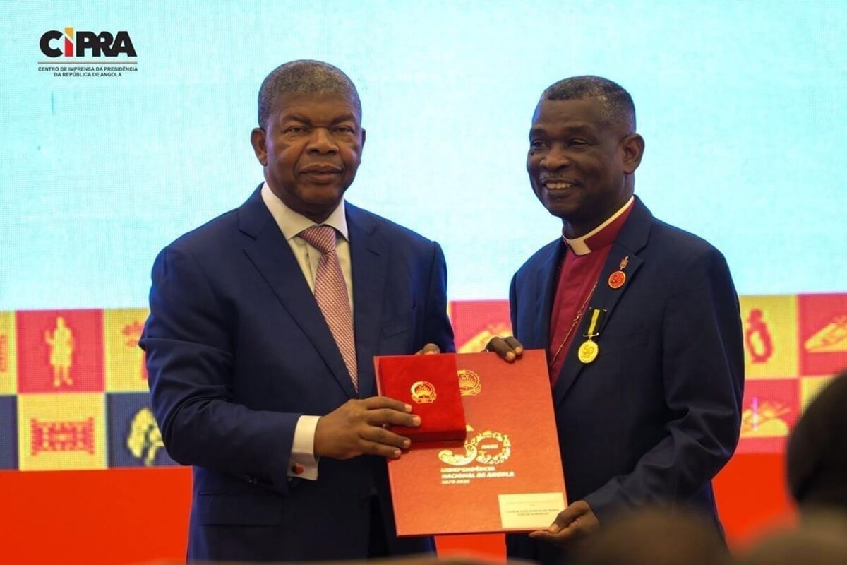 Bispo Gaspar João Domingos a direita com o Presidente da República João Manuel Gonçalves Lourenço durante a Cerimónia de Outorga da Medalha comemorativa dos 50 anos de Independência Nacional na categoria Paz e Desenvolvimento. Foto cortesia do centro de imprensa da presidência da república.