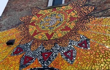 Detalle del mural de la fachada exterior de La Iglesia Metodista Unida Dios es Amor, la cual está ubicada muy cerca de la entrada del sector La Villita, en la ciudad de Chicago. Este sector ha sido un lugar histórico para la comunidad hispano-latina, especialmente la mexicana, y viene siendo acosado por funcionarios del Servicio de Inmigración y Control de Aduanas (ICE por sus siglas en inglés) con redadas masivas y operativos de vigilancia dirigido por drones. Foto Rev. Gustavo Vasquez, Noticias MU.