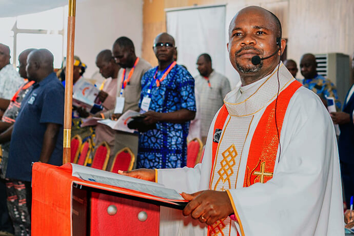 L'évêque Ande I. Emmanuel, qui dirige l'Église méthodiste unie au Nigeria, préside une conférence conjointe historique réunissant les cinq conférences annuelles de l'Église, y compris la Conférence sud réunie. Environ 1 600 délégués et 2 000 observateurs ont assisté à la réunion de décembre à Jalingo, au Nigeria. Photo gracieusement fournie par UMCN Communications.