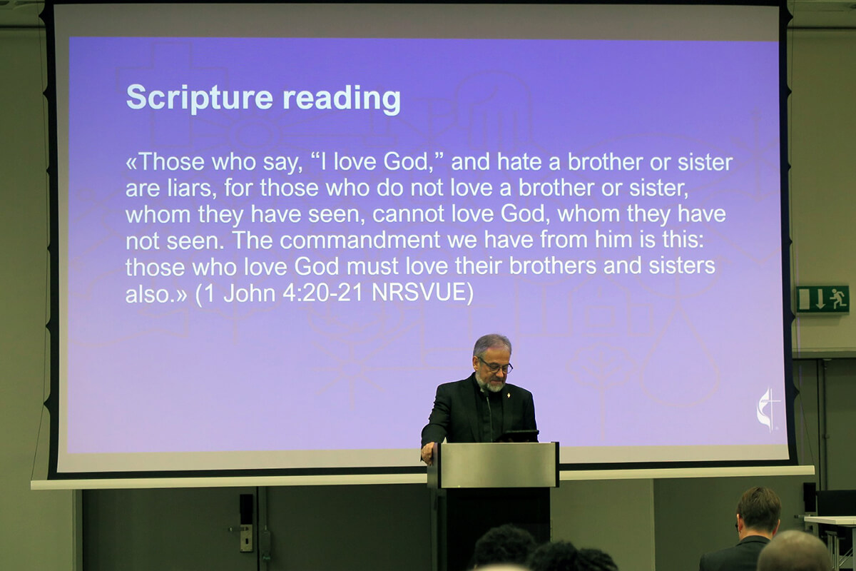 L'Evêque Harald Rückert récite 1 Jean 4:20-21 lors du culte d'ouverture d'une réunion qui s'est tenue du 6 au 9 février à Copenhague, au Danemark, et qui a rassemblé les membres du Comité sur la foi et l'ordre, de la Table connexionnelle, de la Commission d'étude du ministère et du Comité permanent sur les questions relatives aux Conférences Régionales en dehors des États-Unis (anciennement Comité permanent sur les questions relatives aux Conférences Centrales). Rückert, qui a pris sa retraite après avoir dirigé l'Église Méthodiste Unie en Allemagne, préside le comité permanent qui dirige les travaux visant à élaborer un Livre de discipline pertinent à l'échelle mondiale. Photo de Heather Hahn, UM News.