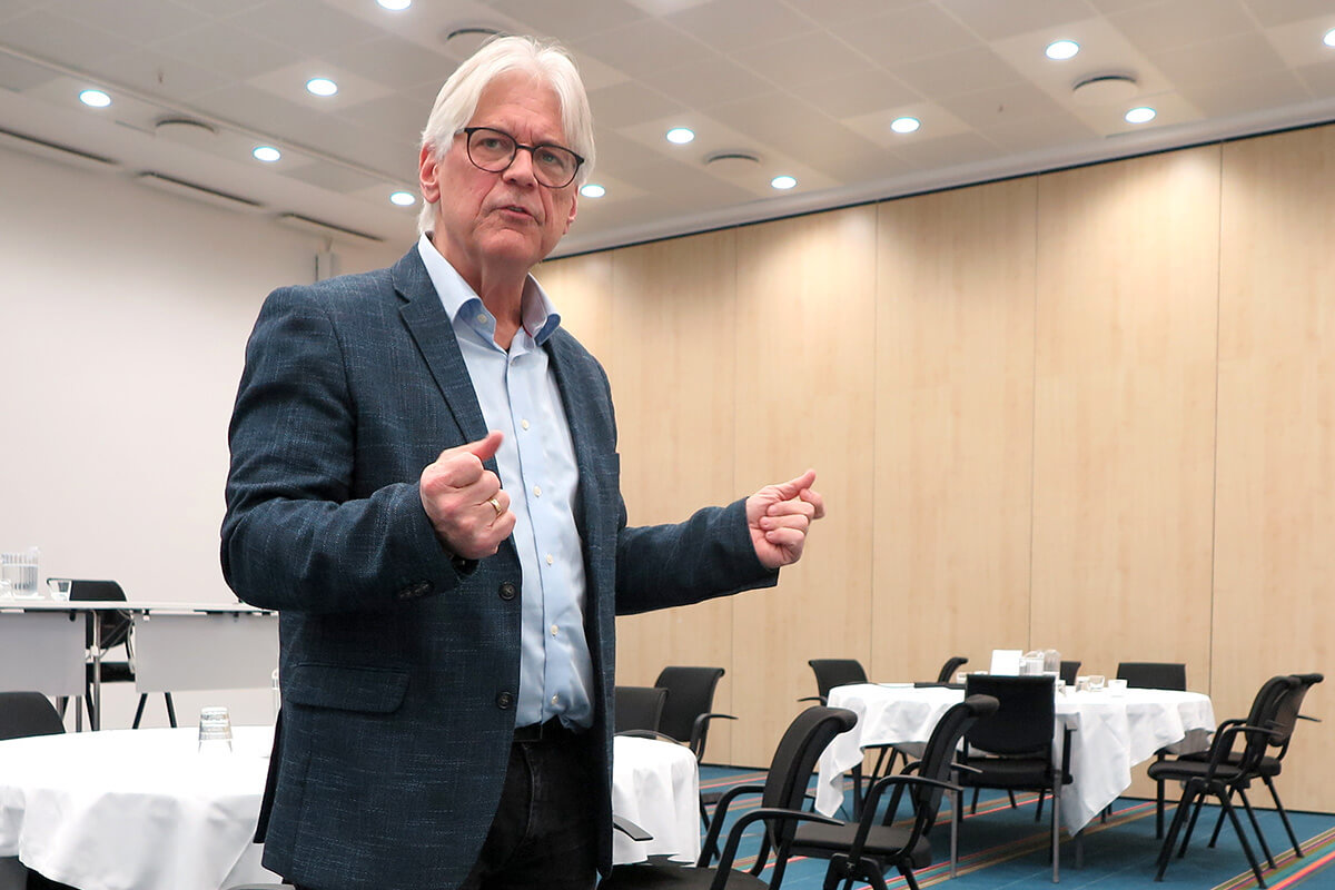 El Rev. Mark Lewis, pastor metodista unido jubilado que creció en EE. UU. pero desarrolló la mayor parte de su ministerio en Dinamarca, comparte con líderes metodistas unidos/as el impacto que las amenazas de EE. UU. de apoderarse de Groenlandia están teniendo en las relaciones transatlánticas. Lewis, experto en misión wesleyana, también participará como panelista en el seminario web “Serve Joyfully”, programado para el 21 de febrero a las 9 a.m., hora del Centro de EE. UU. Foto de Heather Hahn, Noticias MU.