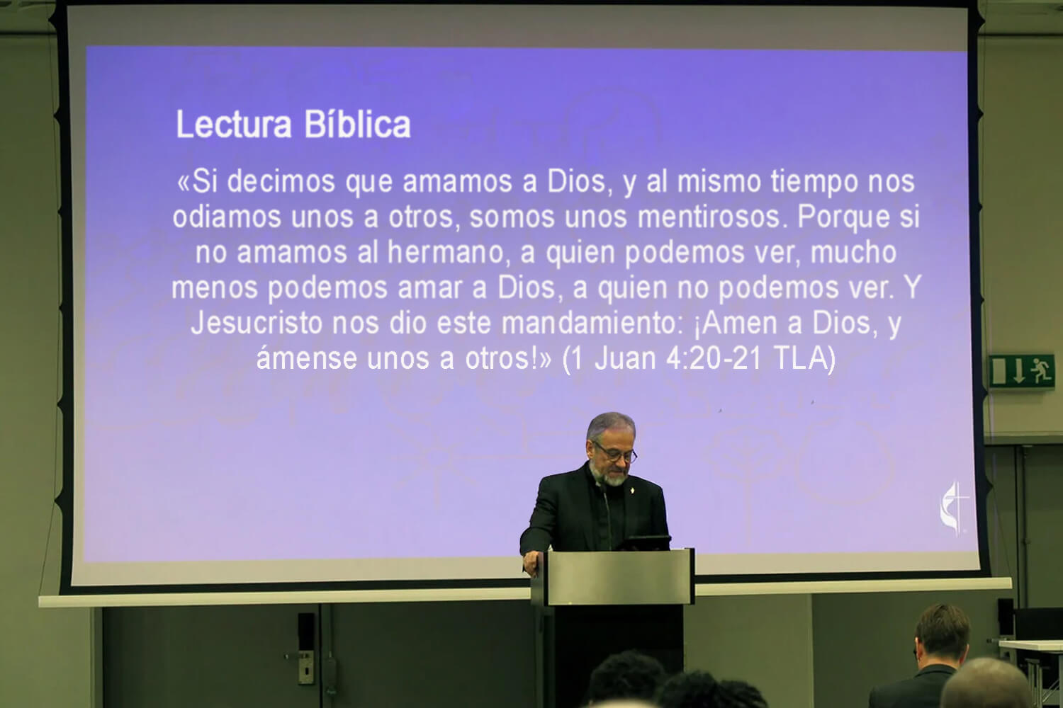 El Obispo Harald Rückert recita 1 Juan 4:20-21 durante el culto de apertura de la reunión celebrada del 6 al 9 de febrero en Copenhague, Dinamarca, que congregó a integrantes del Comité de Fe y Orden, la Mesa Conexional, la Comisión de Estudio del Ministerio y el Comité Permanente sobre Asuntos de Conferencias Regionales Fuera de Estados Unidos (por sus siglas en inglés, SCRCM). Rückert, ya jubilado tras liderar a la Iglesia Metodista Unida en Alemania, preside el comité que encabeza el trabajo para desarrollar un Libro de Disciplina con pertinencia global. Foto de Heather Hahn, Noticias MU.