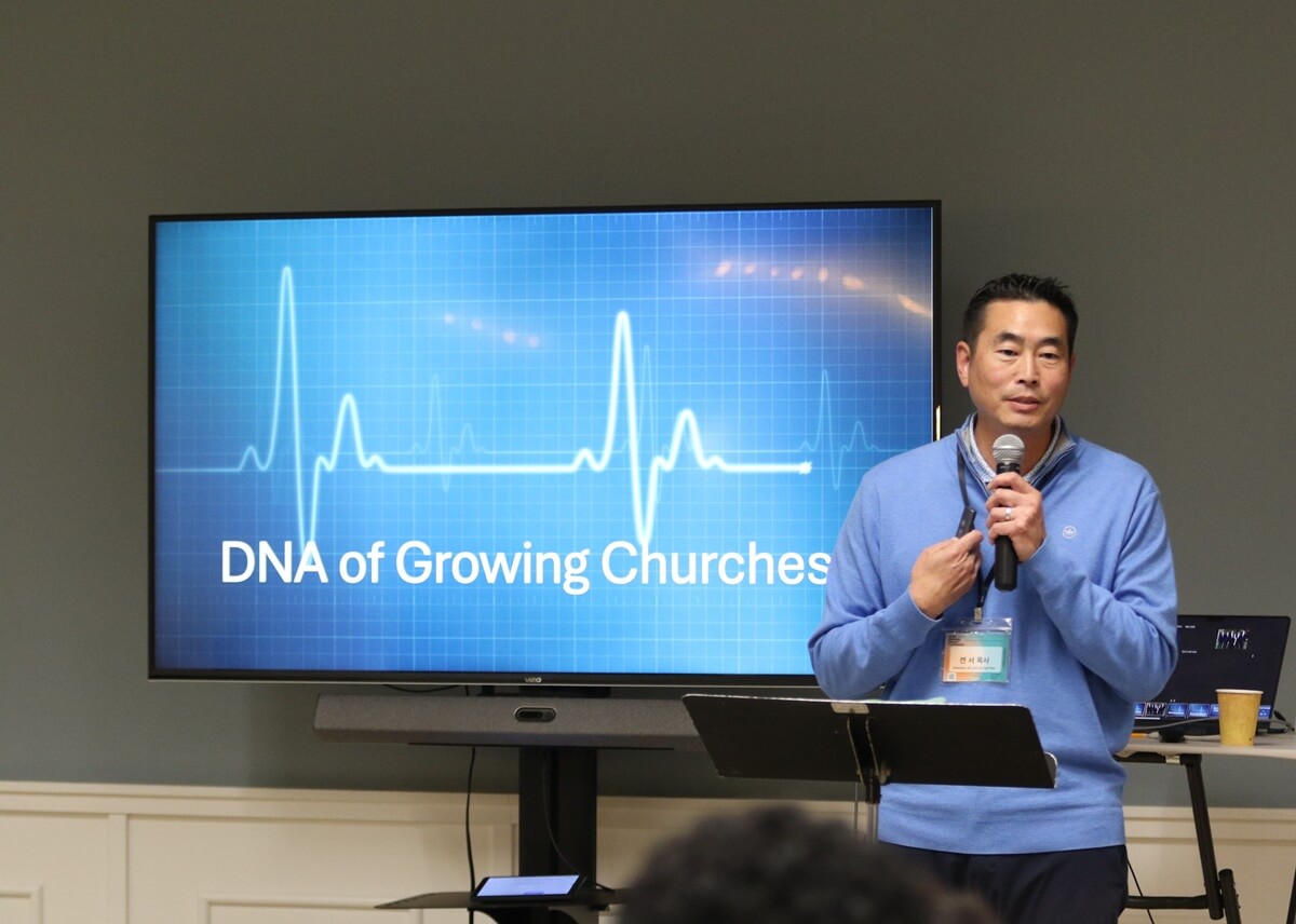 2월 9일부터 12일까지 샌디에이고 제일연합감리교회에서 열린 2026년 교회성장컨퍼런스에서 캘리포니아-퍼시픽 연회 리더십 및 교회 활성화 사역 디렉터인 켄 서(Ken Suhr) 목사가 “성장하는 교회의 DNA”를 주제로 기조 강연을 하고 있다. 서 목사는 많은 개체교회가 직면한 위기는 전략 부족의 문제가 아니라 제자도 형성의 통로가 약화된 데 있다고 강조했다. 사진, 김응선(Thomas E. Kim) 목사, 연합감리교뉴스. 