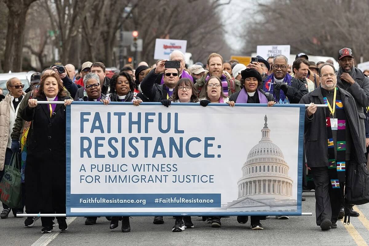 Des Méthodistes Unis et d'autres Chefs Religieux marchent vers le Capitole américain le 25 février lors de la manifestation « Faithful Resistance: A Public Witness for Immigrant Justice » (Résistance fidèle : un témoignage public pour la justice envers les immigrants) à Washington. Les évêques méthodistes unis Minerva Carcaño, LaTrelle Easterling et Cynthia Moore-Koikoi tiennent l'extrémité gauche de la banderole. Photo de Mike DuBose, UM News.