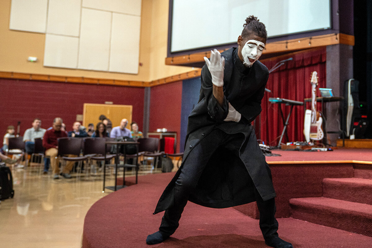 Taeron Flemming, mimo y pastor comunitario de The Well Church en Washington, D.C., se presenta el 26 de febrero durante la Reunión Nacional “Fresh Expressions” (Nuevas Expresiones) de la Iglesia Metodista Unida 2026 en la Primera Iglesia Metodista Unida de Ocala, Florida. Flemming enseña mimo como parte de su ministerio “Fresh Expressions” (Nuevas Expresiones). Foto de Brian Rose, Iglesia La Restauración en Reston, estado de Virginia.