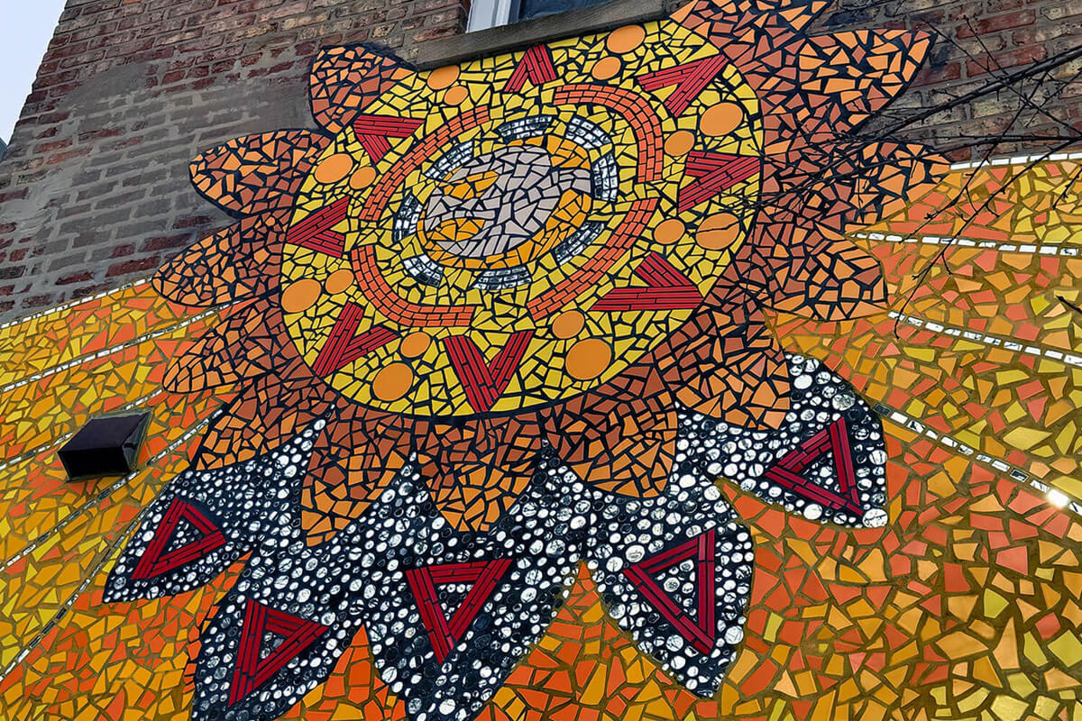 Detalle del mural de la fachada exterior de La Iglesia Metodista Unida Dios es Amor, la cual está ubicada muy cerca de la entrada del sector La Villita, en la ciudad de Chicago. Este sector ha sido un lugar histórico para la comunidad hispano-latina, especialmente la mexicana, y viene siendo acosado por funcionarios del Servicio de Inmigración y Control de Aduanas (ICE por sus siglas en inglés) con redadas masivas y operativos de vigilancia dirigido por drones. Foto Rev. Gustavo Vasquez, Noticias MU.