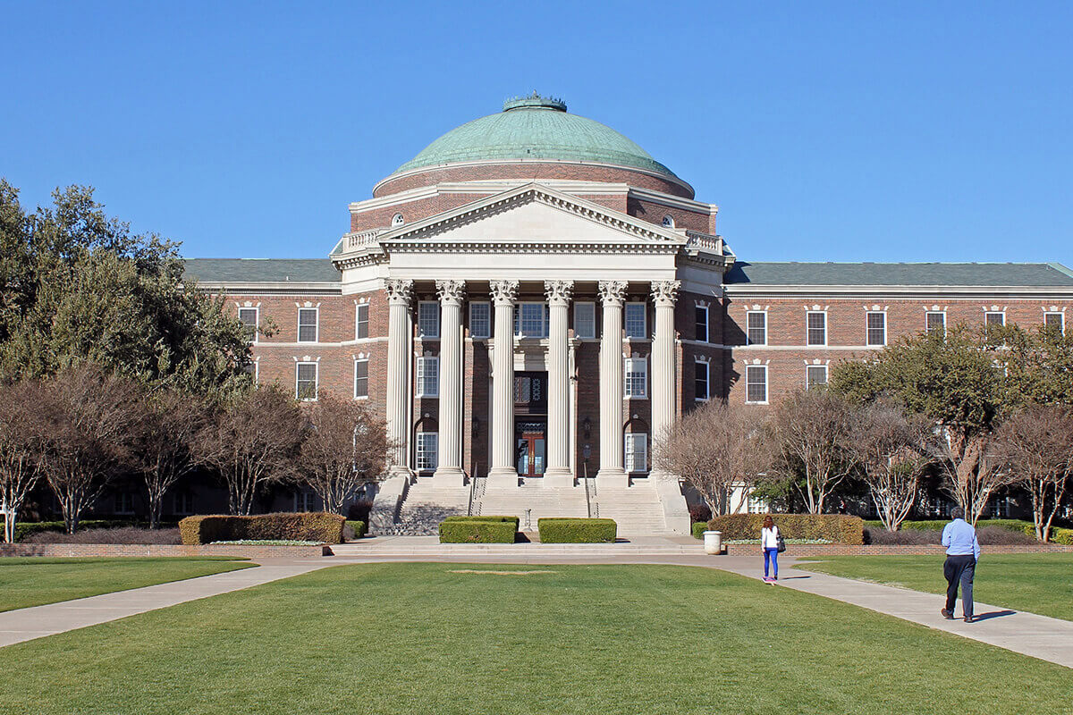 La Conferencia Jurisdiccional Centro Sur de La Iglesia Metodista Unida y la Universidad Metodista del Sur (SMU por sus siglas en inglés) en Dallas han llegado a un acuerdo en una prolongada demanda presentada después de que la junta directiva de la universidad decidiera modificar su relación con la denominación. Foto cortesía de Wikimedia Commons, Creative Commons.