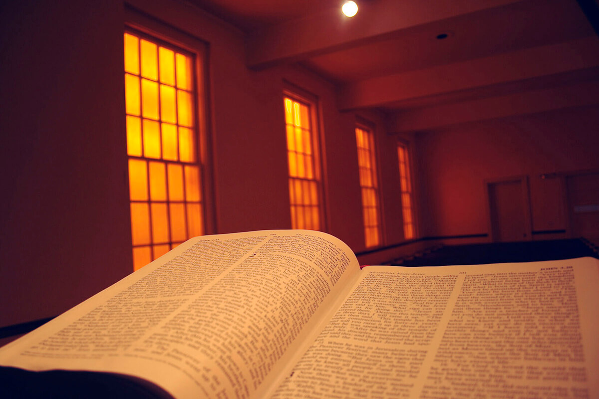 Des vitraux ambrés illuminent la Bible posée sur l'autel de l'église méthodiste unie de Glendale à Nashville, dans le Tennessee. À partir du Vendredi saint et pendant toute la période pascale, les méthodistes unis et les autres chrétiens disposent de nouvelles lectures bibliques recommandées pour le culte. Photo de Steven Adair, United Methodist Communications.
