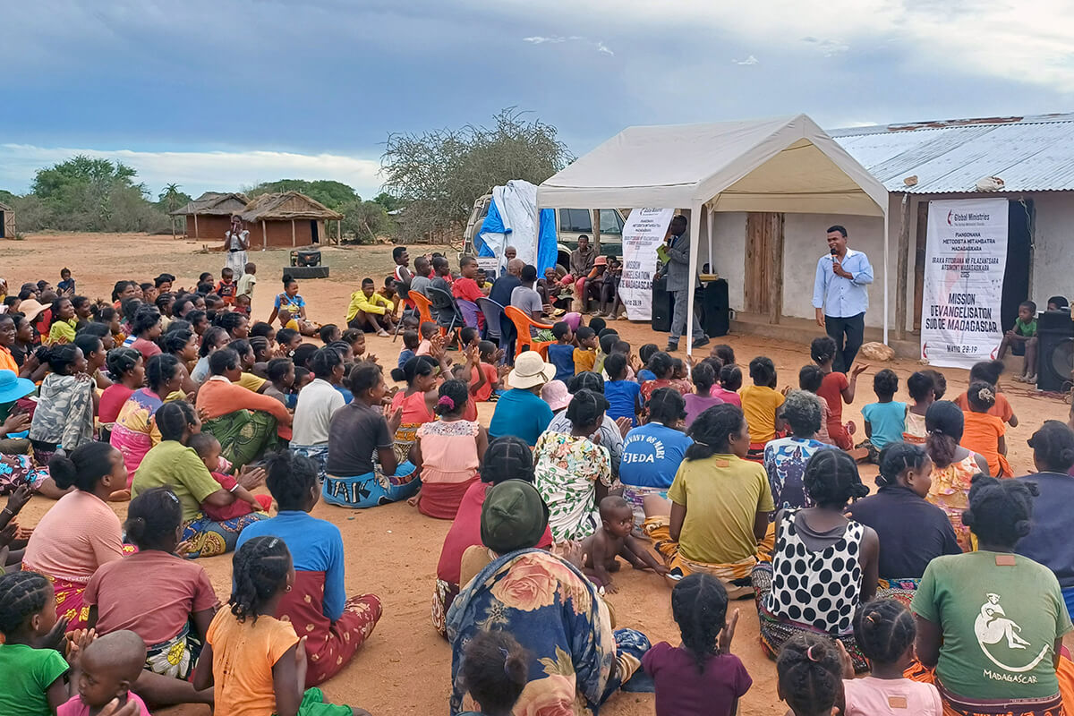 Un equipo metodista unido conversa con miembros de la comunidad en Ankilimidega, Madagascar durante una campaña de evangelización dirigida por la iglesia. Los/as evangelistas se reunieron con el jefe tradicional y otros líderes durante la misión, la cual contó con el apoyo de una subvención de la Junta de Ministerios Globales de La Iglesia Metodista Unida. Foto de Limbera Gilbert, Noticias MU.