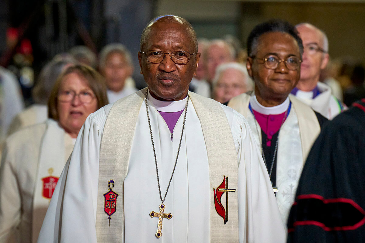 El Obispo jubilado Marcus Matthews y otros obispos/as  metodistas unidos/as participan en la procesión del servicio inaugural de adoración de la Conferencia General de La Iglesia Metodista Unida en Charlotte, Carolina del Norte, el 23 de abril de 2024. El Concilio Judicial, el máximo tribunal de la denominación, ha emitido tres decisiones, incluida una relacionada con la asignación de obispos en Estados Unidos. Foto de archivo por Paul Jeffrey, UM News.