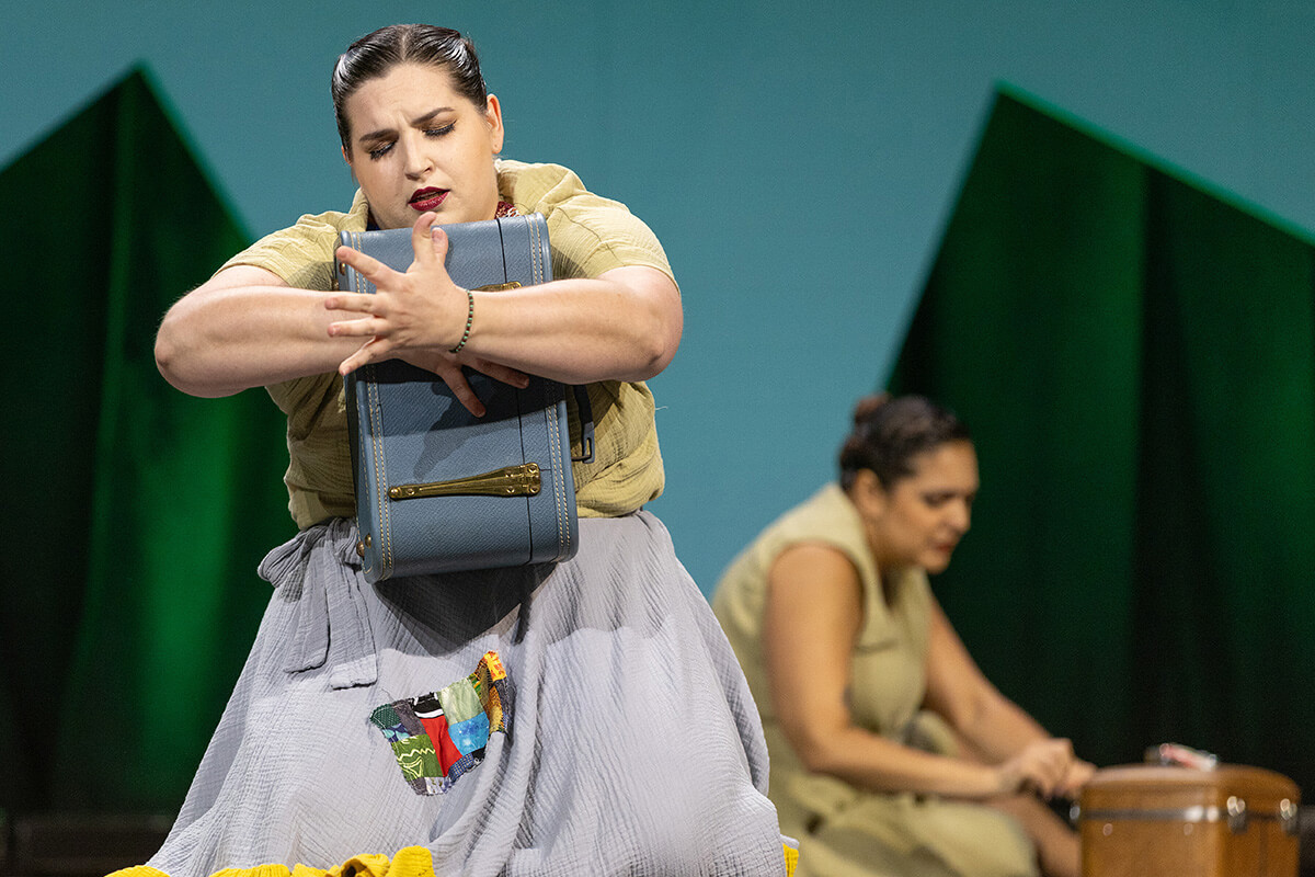Des danseuses liturgiques de la compagnie Seda Negra/Black Silk Dance se sont produites lors de l’Assemblée 2026 de United Women in Faith à Indianapolis. La danse symbolisait la quête d’un foyer. L’assemblée comprenait également un atelier au cours duquel les participantes ont découvert comment le travail des méthodistes unis dans le domaine du logement pouvait servir d’exemple à d’autres initiatives locales. Photo de Mike DuBose, United Women in Faith.