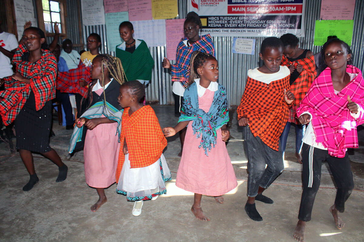 Des jeunes filles participant à l'initiative « No Girl No Cry » de l'Église Méthodiste Unie de Parkview Kitengela dansent dans l'enceinte de l'Eglise à Nairobi, au Kenya. Ce programme offre un accompagnement spirituel et une formation pratique aux jeunes filles en situation de vulnérabilité au sein de la communauté. Photo de Kudzai Chingwe, UM News.