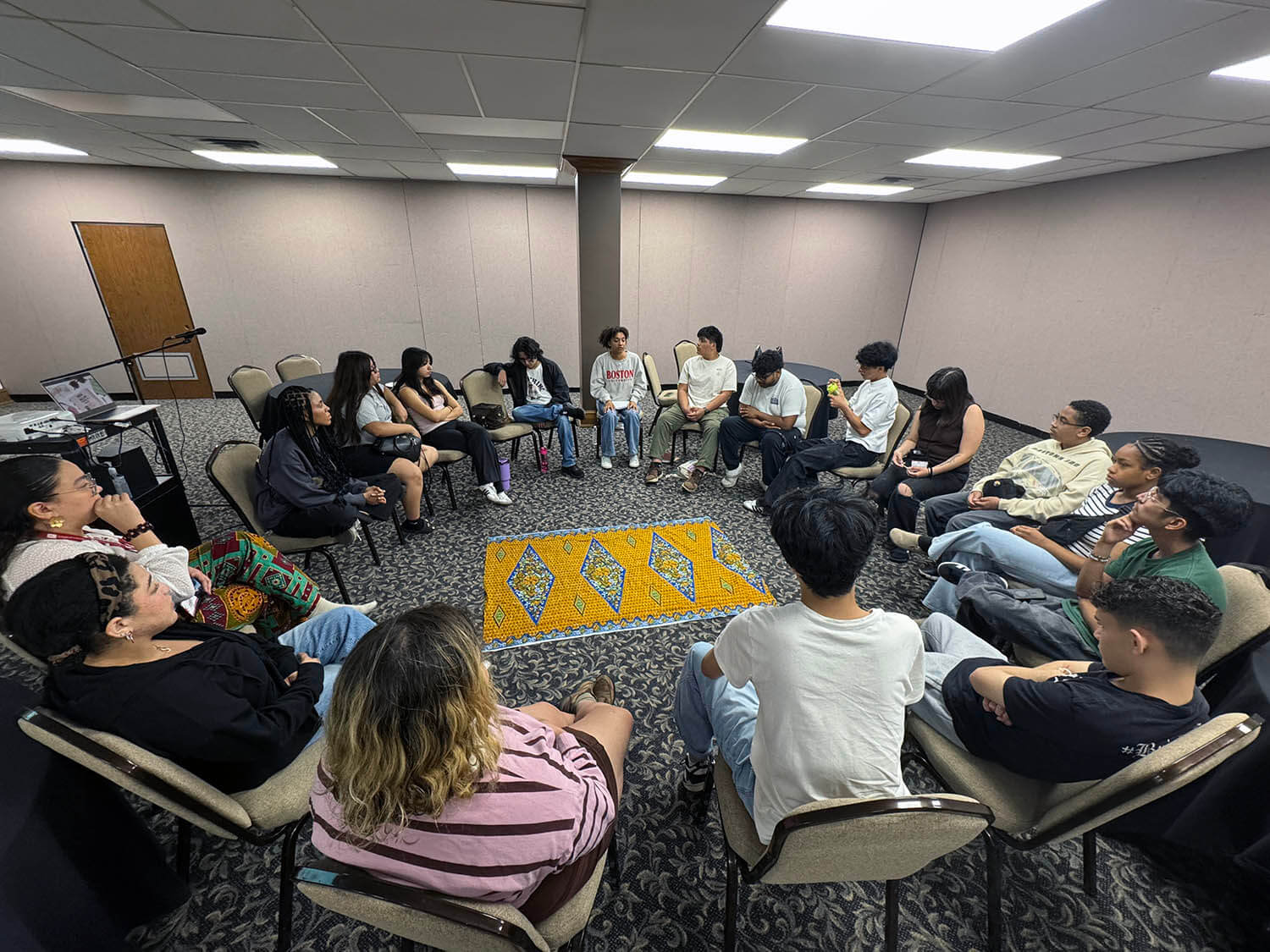 El programa de HYLA en Nashville estuvo enfocado en trabajar con jóvenes estudiantes de secundaria. Foto Rev. Gustavo Vasquez, Noticias MU.