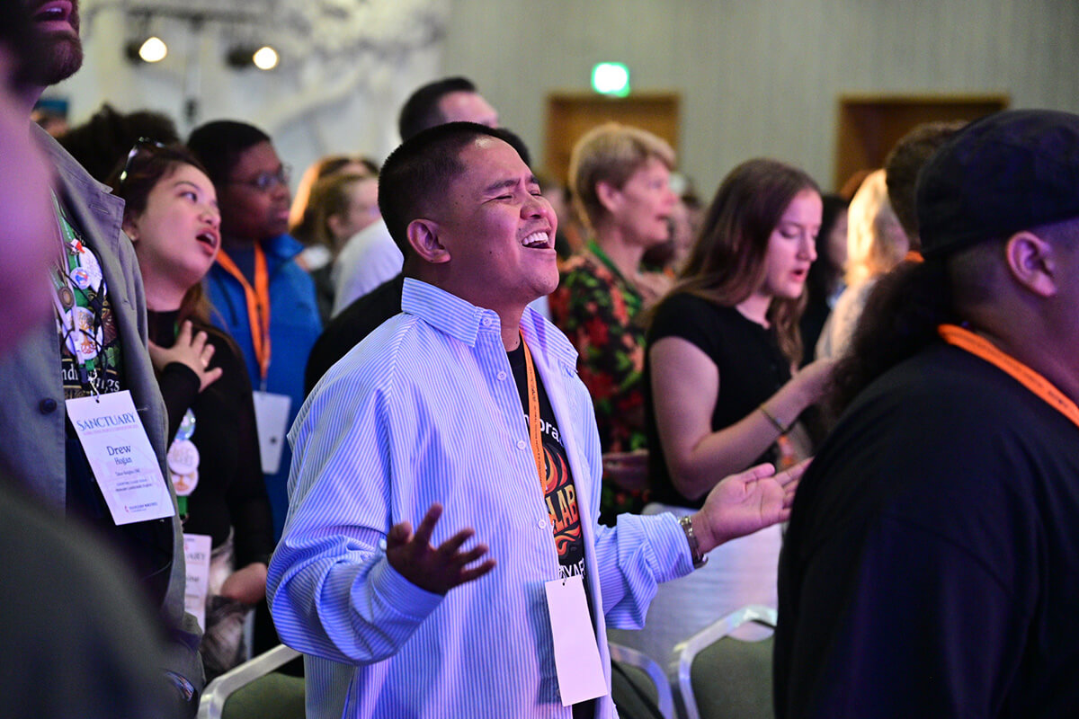 Jesse Aaron Felicitas, de l’Église Méthodiste Unie d’Antagan à Isabela, aux Philippines, chante pendant le culte à l’Assemblée mondiale des jeunes, qui s’est tenue du 7 au 11 juillet à Dublin, en Irlande. Environ 600 adolescents et jeunes adultes se sont réunis lors de ce forum quadriennal afin d’approfondir l’esprit de communion méthodiste unie au sein des nouvelles générations. Photo du révérend M. Scott Hughes, Ministères de la formation de disciples.