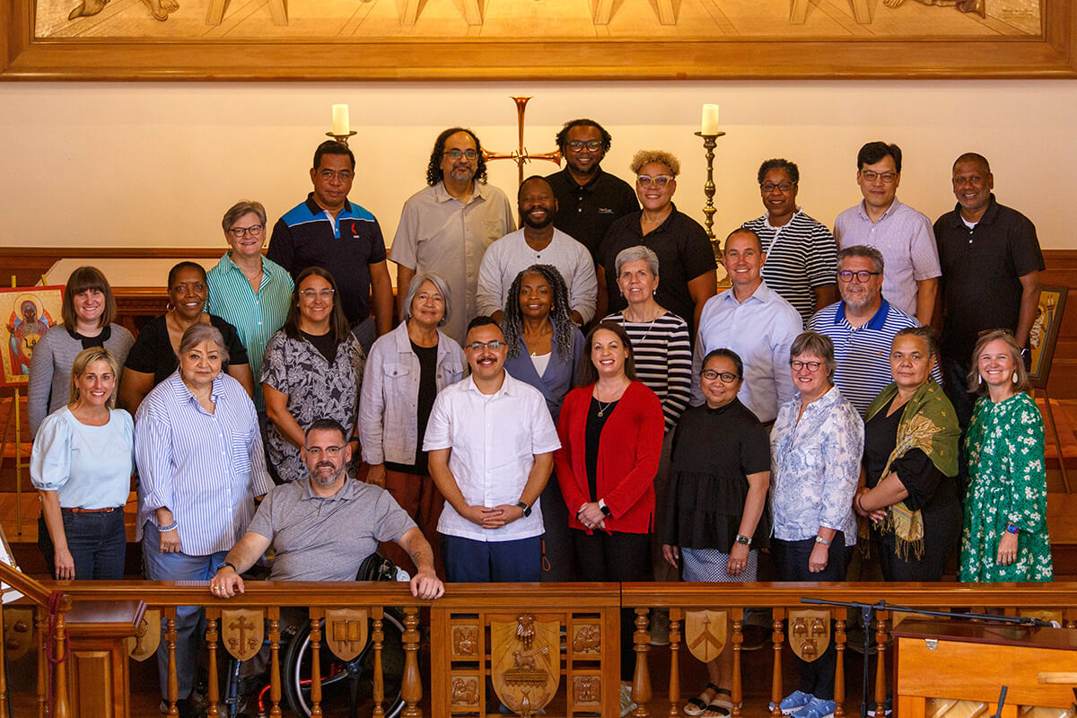 Miembros del Comité Provisional de Organización de la Conferencia Regional de Estados Unidos (I-ROC por sus siglas en inglés) posan frente a la capilla de El Aposento Alto al finalizar su primera reunión conjunta, celebrada del 16 al 18 de julio en Nashville, Tennessee. El grupo está a cargo de organizar la sesión inaugural de la Conferencia Regional de Estados Unidos, prevista para la primavera de 2029. Fotografía de JP Penrod, Concilio General de Finanzas y Administración.