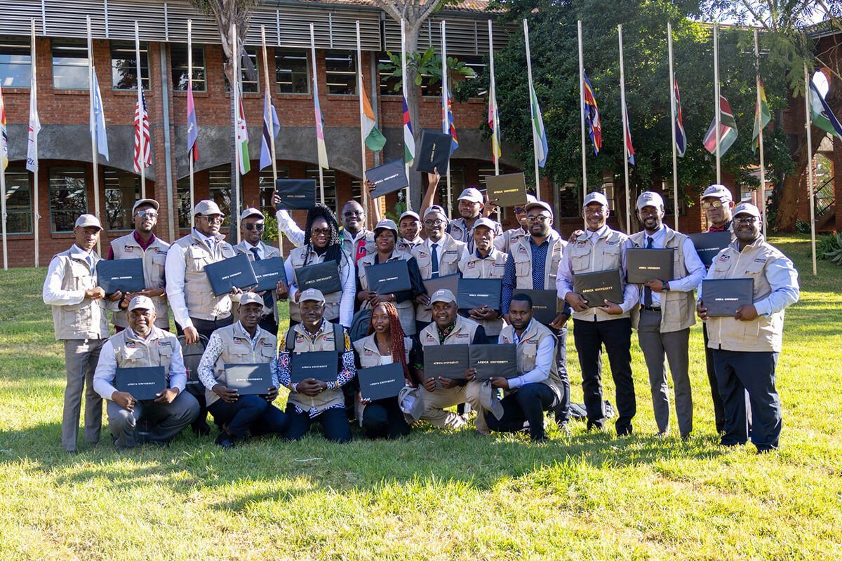 Les diplômés d’un nouveau programme de communication stratégique brandissent leurs certificats à l’issue d’une cérémonie de remise des diplômes qui s’est tenue le 26 juin à l’Africa University de Mutare, au Zimbabwe. Ce groupe constituait la première des deux promotions de communicants de l’Église Méthodiste Unie formés pour renforcer le réseau médiatique de l’Église à travers le continent face aux crises, aux épidémies et à la désinformation. Ce programme est le fruit d’un partenariat entre l’Africa University et United Methodist Communications. Photo fournie par l’Africa University.