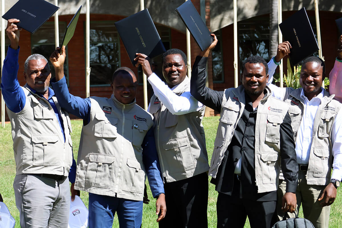 (De gauche à droite) Francisco Tivane, le Révérend Filibus Bakari Auta, Ibada Hussaini, Fiston Lutuku Okito et Lebon Okito présentent leurs certificats à l'issue d'une formation en communication stratégique dispensée à l'Africa University de Mutare, au Zimbabwe. Ces communicants affirment qu'ils mettront à profit leurs compétences renforcées pour aider leurs communautés africaines à surmonter les défis liés aux conflits et aux épidémies. Photo fournie par l'Africa University.