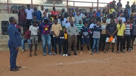 Bispo Joao F Sambo partilha reflexões e ora para os jogadores e os presentes no jogo de abertura.  Foto de Naftal Guambe.