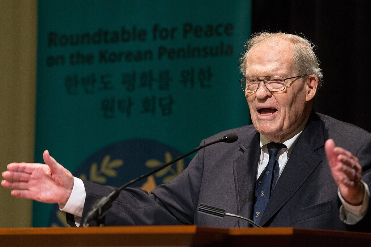 2019년 세계감리교회 평화상 수상자인 제임스 레이니 목사가 2018년 애틀랜타에서 열린 한반도 평화를 위한 원탁회담에서 연설하고 있다. 레이니 목사는 주한미국대사와 캔들러 신학대학원 총장을 역임했다. 사진, 마이크 두보스, 연합감리교뉴스.