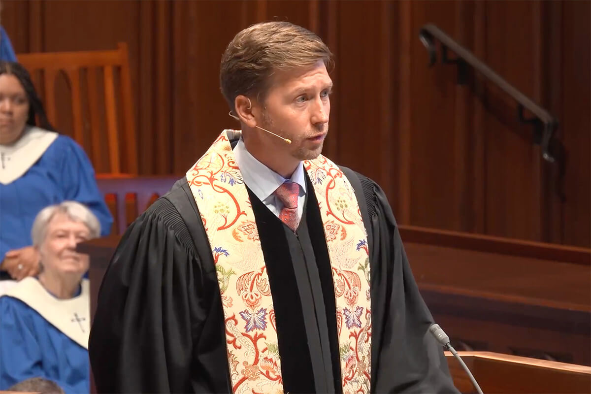 El Rev. Matt Tuggle, pastor principal de la Iglesia Metodista Unida Highland Park, se dirigió a la congregación el 16 de agosto para hablar sobre una demanda civil presentada por la Conferencia Anual Horizon Texas contra la iglesia. El concilio de la iglesia de Highland Park aprobó el 20 de agosto una resolución declarando que ya no reconoce la autoridad de su obispo ni de la conferencia para dirigir a la congregación o a su clero. Captura de pantalla cortesía de la Iglesia Metodista Unida de Highland Park.