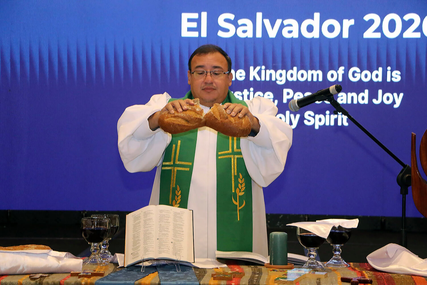 El Obispo Juan de Dios Peña, líder episcopal de la Iglesia Evangélica Metodista de El Salvador (IEMES), administra la Santa Cena durante un servicio de adoración en la reunión del Consejo Metodista Mundial, celebrada en San Salvador del 13 al 17 de agosto de 2026. Foto cortesía de la IEMES.
