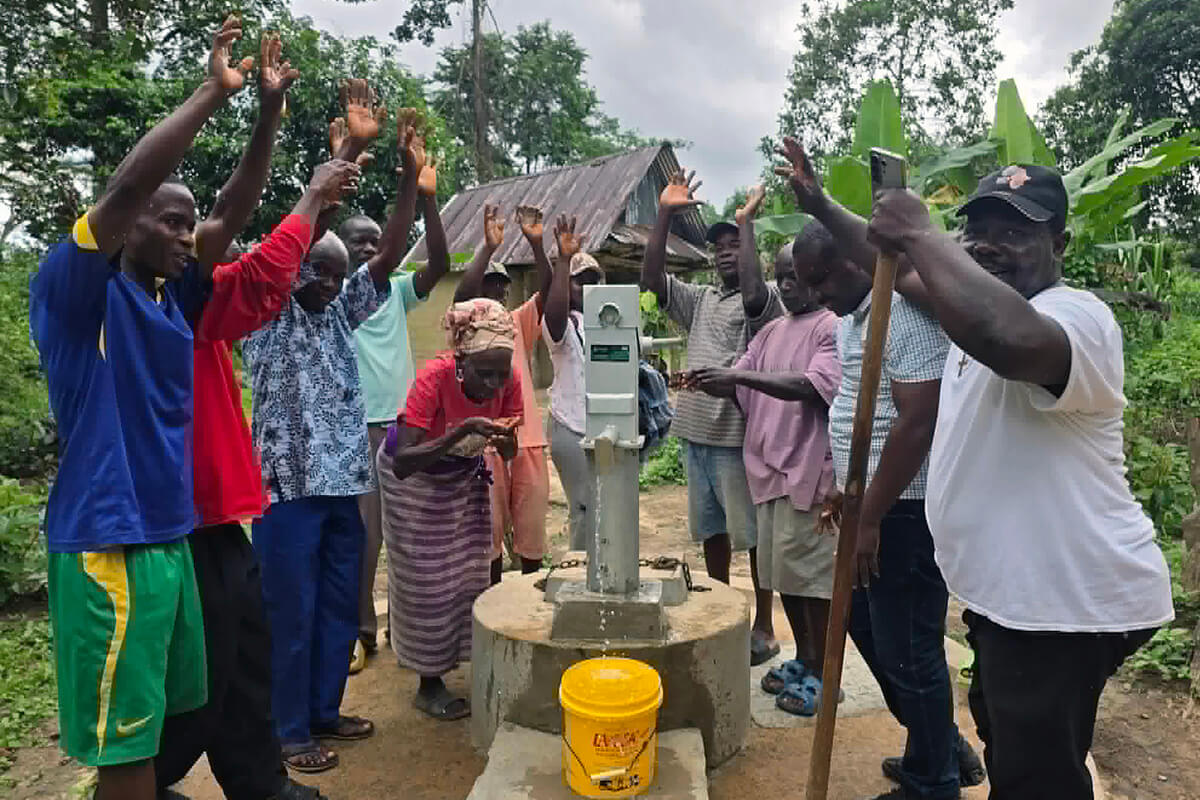 Les fidèles de l'Église Méthodiste Unie de Bartee Pannoh et les habitants de la communauté célèbrent l'inauguration d'un puits dans la localité de Karquekpo, dans le comté de Sinoe, au Libéria. Dans le cadre de sa dernière initiative, la Conférence du Libéria a fourni 25 puits, 15 toilettes respectueuses de l'égalité des sexes et des réservoirs en polyéthylène destinés à la collecte des eaux de pluie dans les communautés rurales où l'Église est présente. Photo gracieusement fournie par l'Observatoire des droits de l'homme de l'Église Méthodiste Unie.