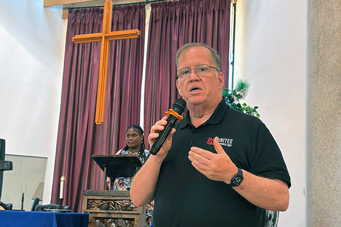 O reverendo Rick Vance, principal executivo da United Methodist Men (Homens Metodistas Unidos), discursa durante a reunião inaugural da organização no continente africano, de 9 a 11 de dezembro de 2025, na Universidade da África, em Mutare, Zimbábue. Em 7 de outubro, Vance anunciou que os Homens Metodistas Unidos havia encerrado sua afiliação com a Associação Nacional de Presidentes de Conferências dos EUA. Mas ele também expressou a esperança de que os Homens Metodistas Unidos e a associação pudessem trabalhar em direção a um acordo que restabelecesse seu relacionamento. Foto de arquivo por Eveline Chikwanah, Notícias MU.