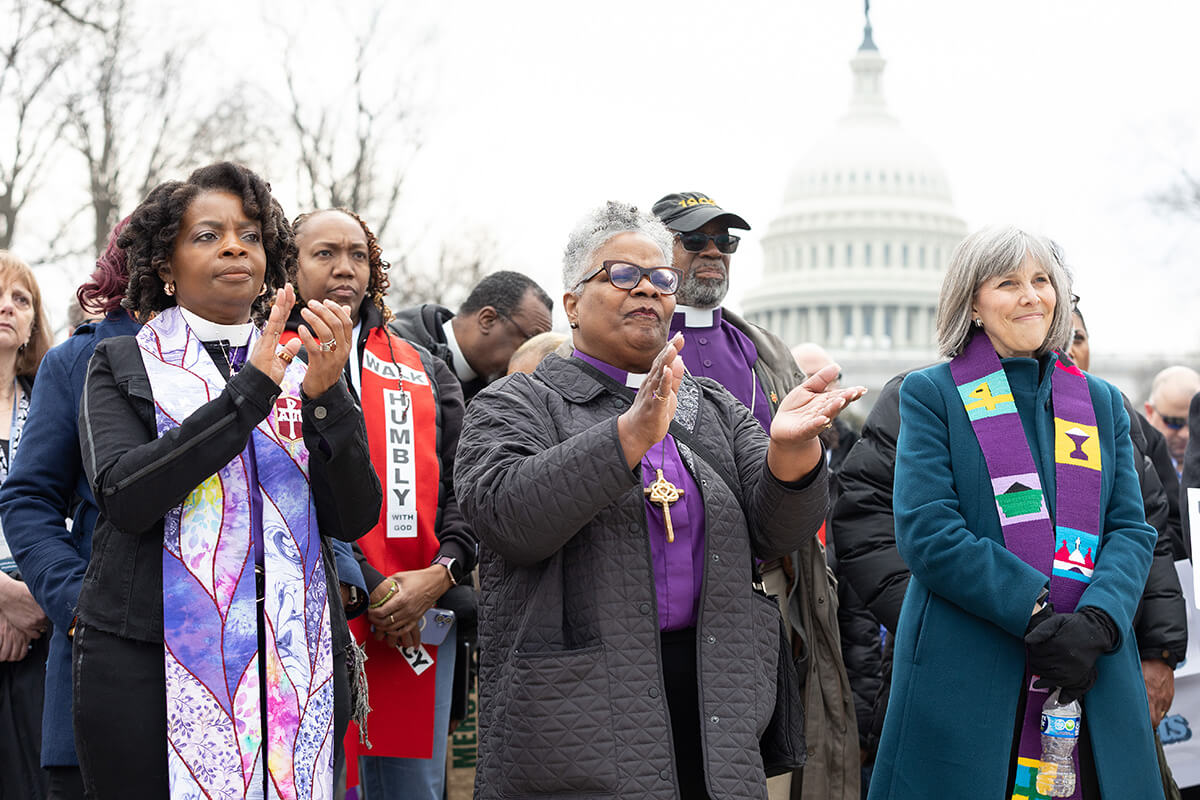 La Obispa Cynthia Moore-Koikoi (desde la izquierda), la Obispa LaTrelle Easterling, la Revda. Erica Robinson-Johnson y otras personas líderes religiosas participan en un acto público a favor de la justicia para las personas inmigrantes, cerca del Capitolio de Estados Unidos, en Washington, el 25 de febrero. Líderes metodistas unidos/as celebran un fallo emitido el 20 de octubre por un tribunal federal de apelaciones de Estados Unidos, que permite a grupos religiosos, incluidos/as metodistas unidos/as, continuar con una demanda para detener una política de la administración Trump que permite realizar operativos de control migratorio dentro de los lugares de culto. Foto de archivo de Mike DuBose, Noticias MU.